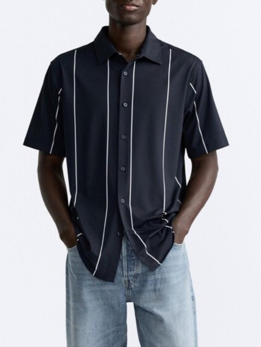 EUC•ZARA•Men's Navy Short-Sleeve Button-Up Shirt with White Pinstripes•Medium⬜🟦